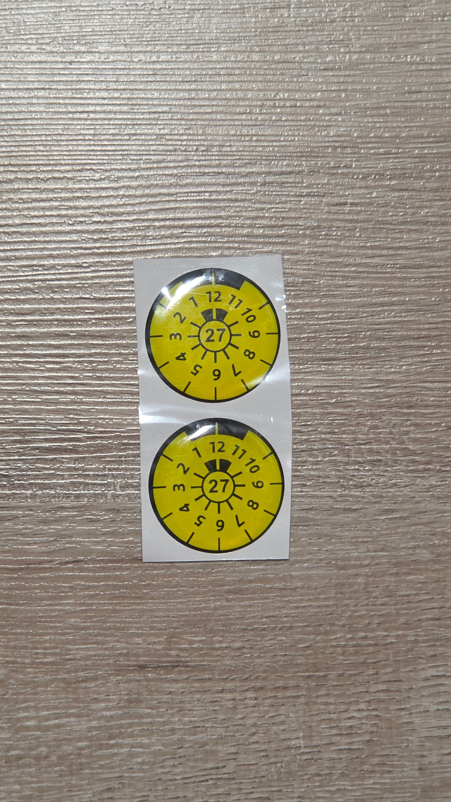 Gelbe Prüfplaketten 27er Jahr 2er Set Neu