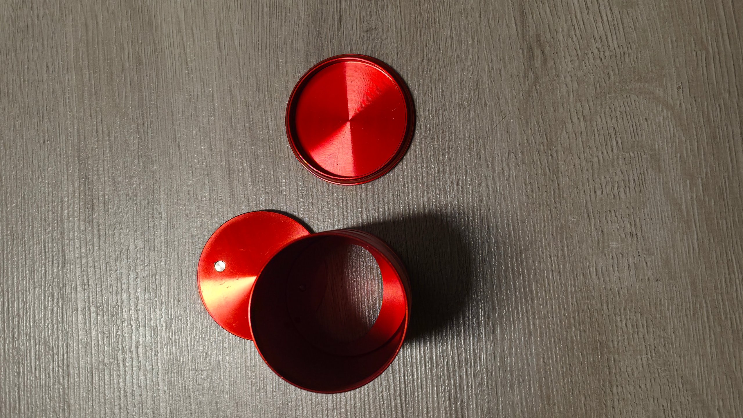 Rote Aluminium Behälter mit Totenkopf Motiv im Fass Style image 2