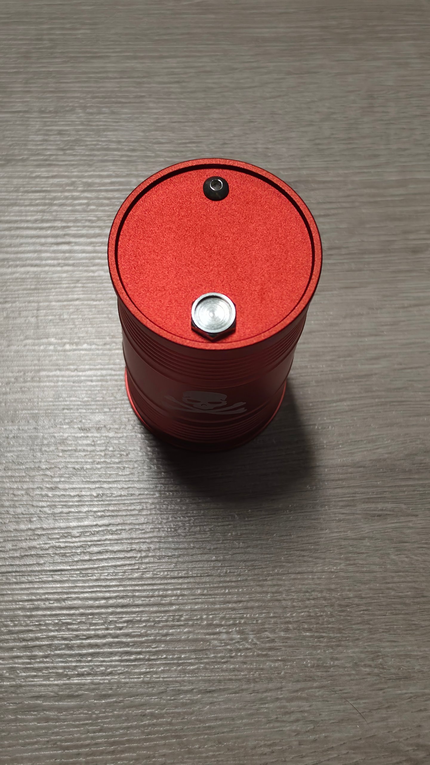 Rote Aluminium Behälter mit Totenkopf Motiv im Fass Style image 3