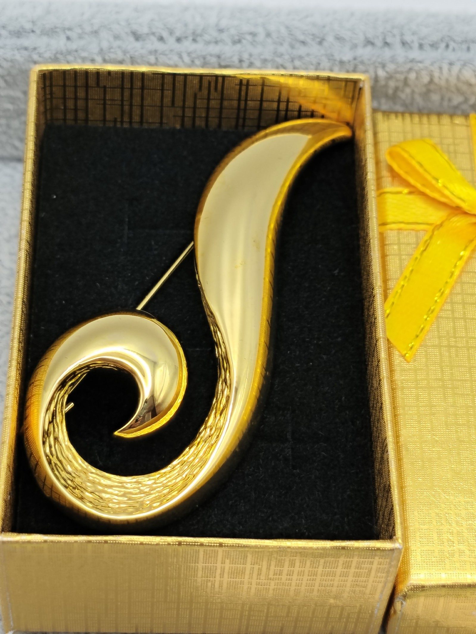 Contesse Gold Tone Swirl Brooch Pin image 2