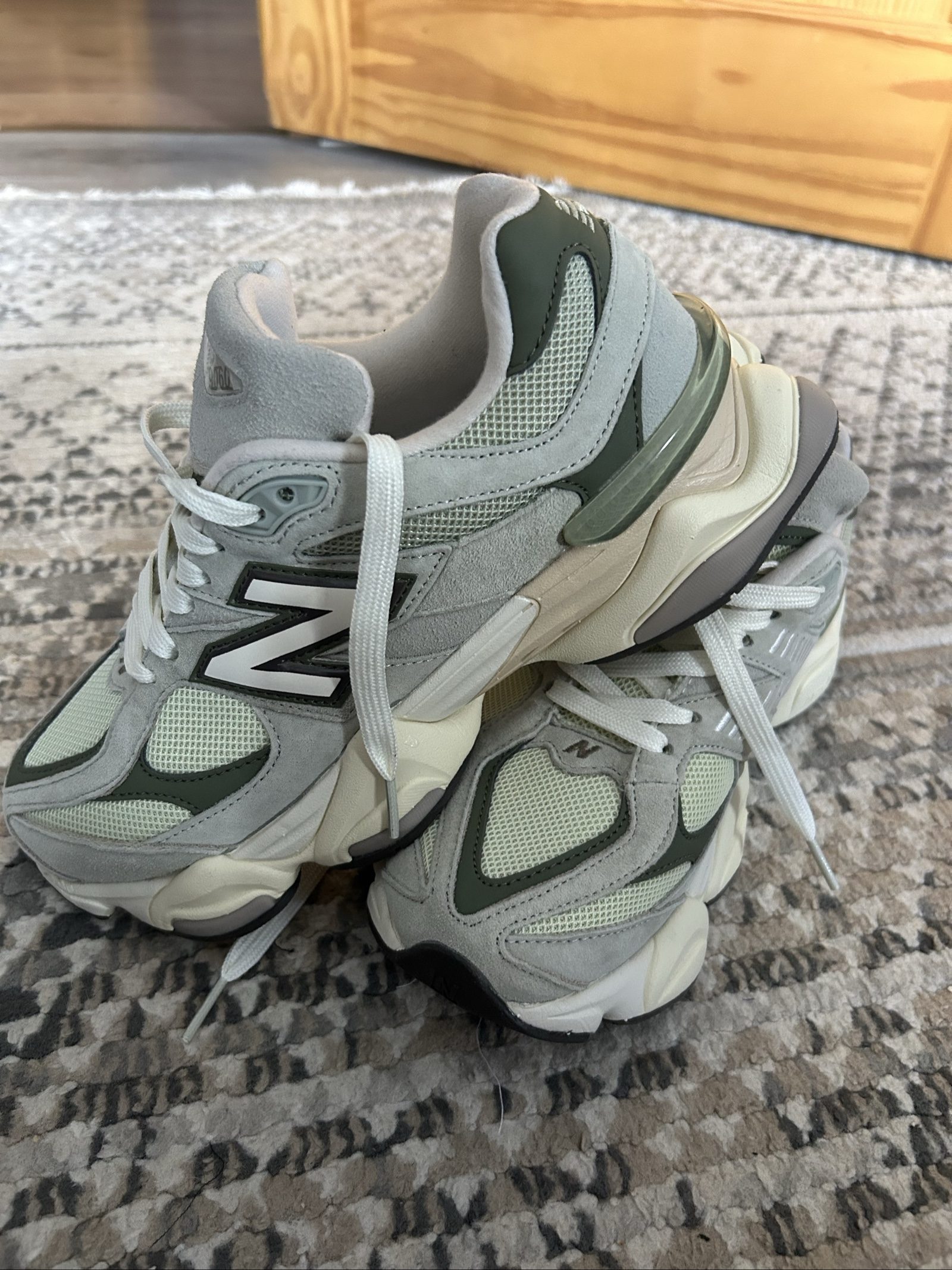 New Balance Grey & Green 9060 Trainers US 7 UK 6.5 image 2