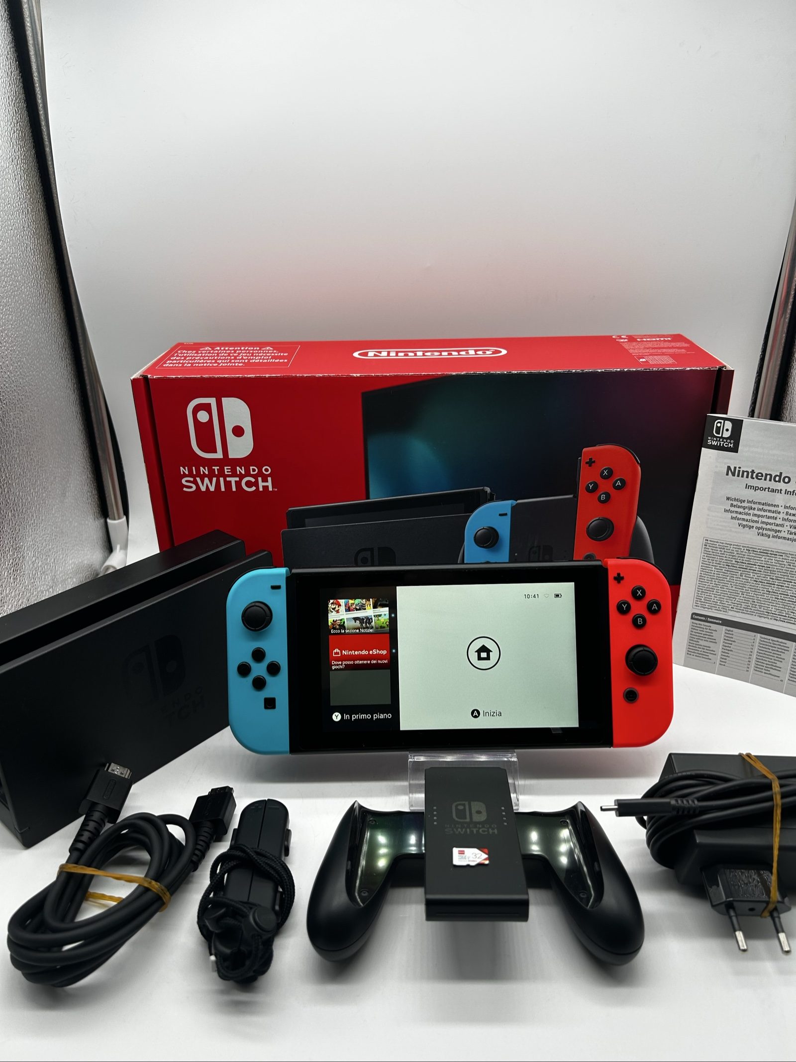 Nintendo Switch V2 Blu/Rossa + Scatola + SD 32GB – Eccellenti Condizioni