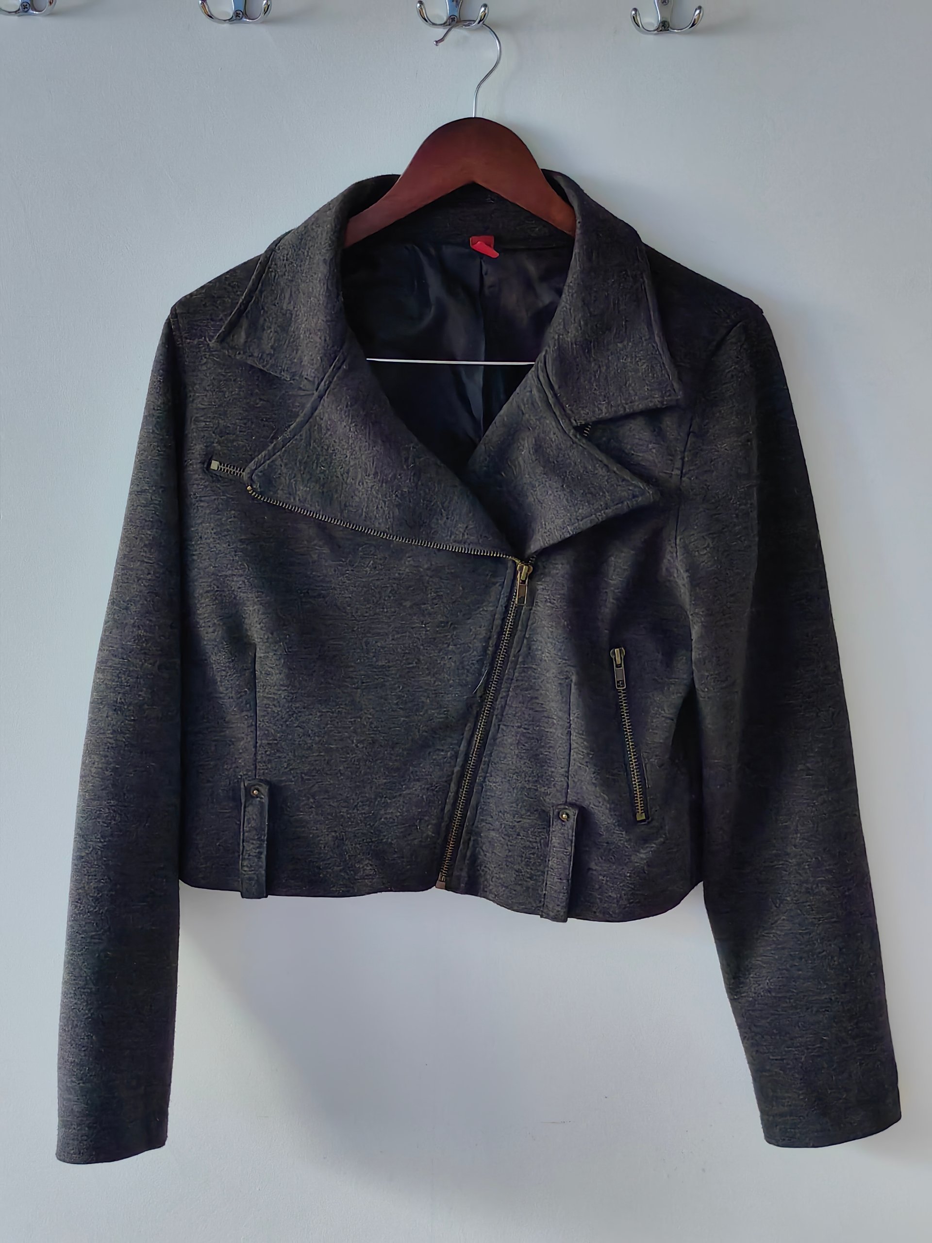 Stilīga Vero Moda biker tipa jaka (tumši pelēkā / mellierētā tonī)