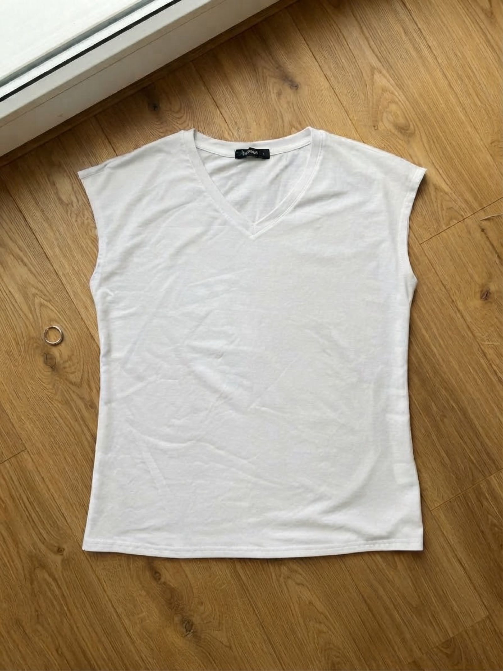Auromet Women's White V-Neck Shirt Large
