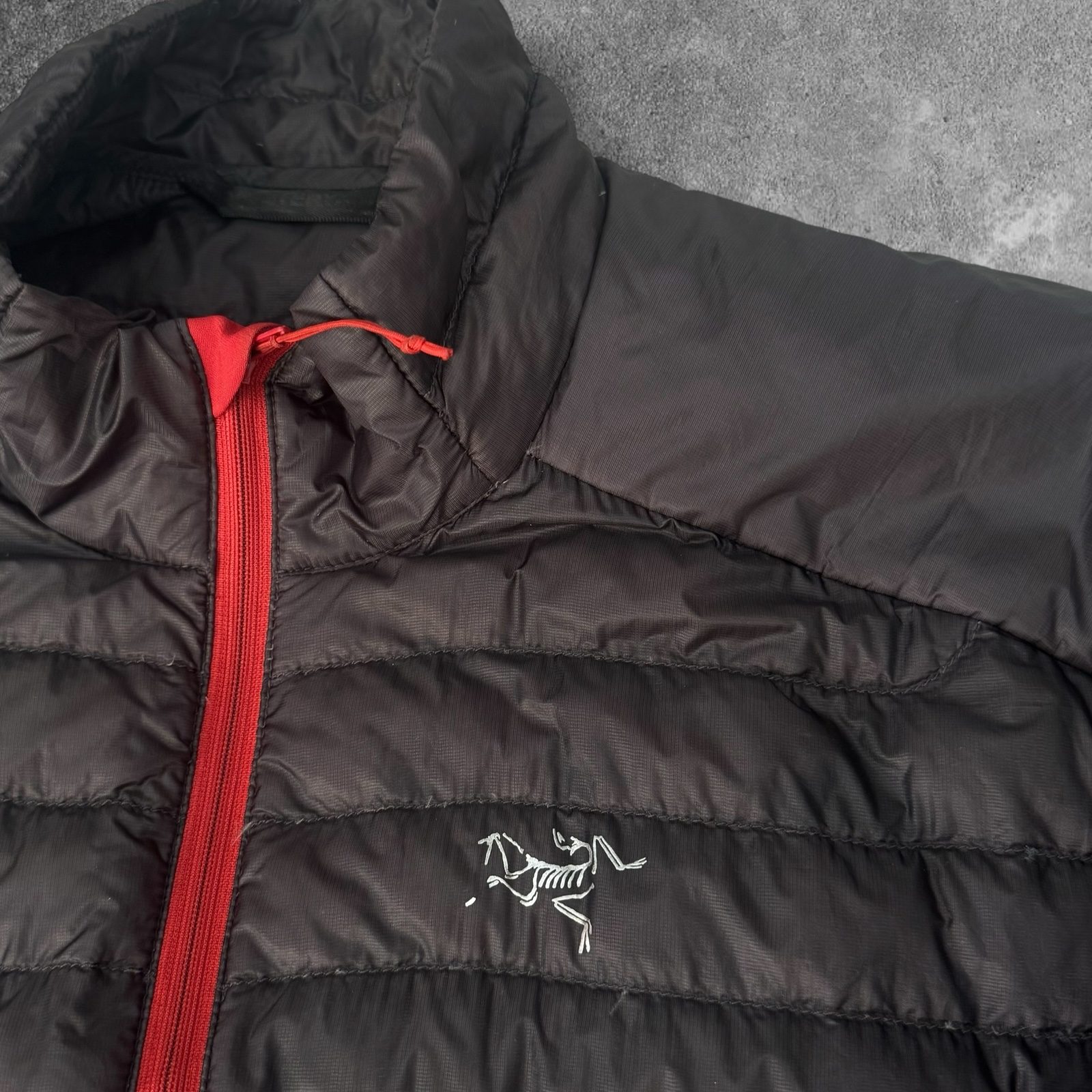 Arc'teryx Men's Black & Red Insulated Puffer Jacket Small image 2