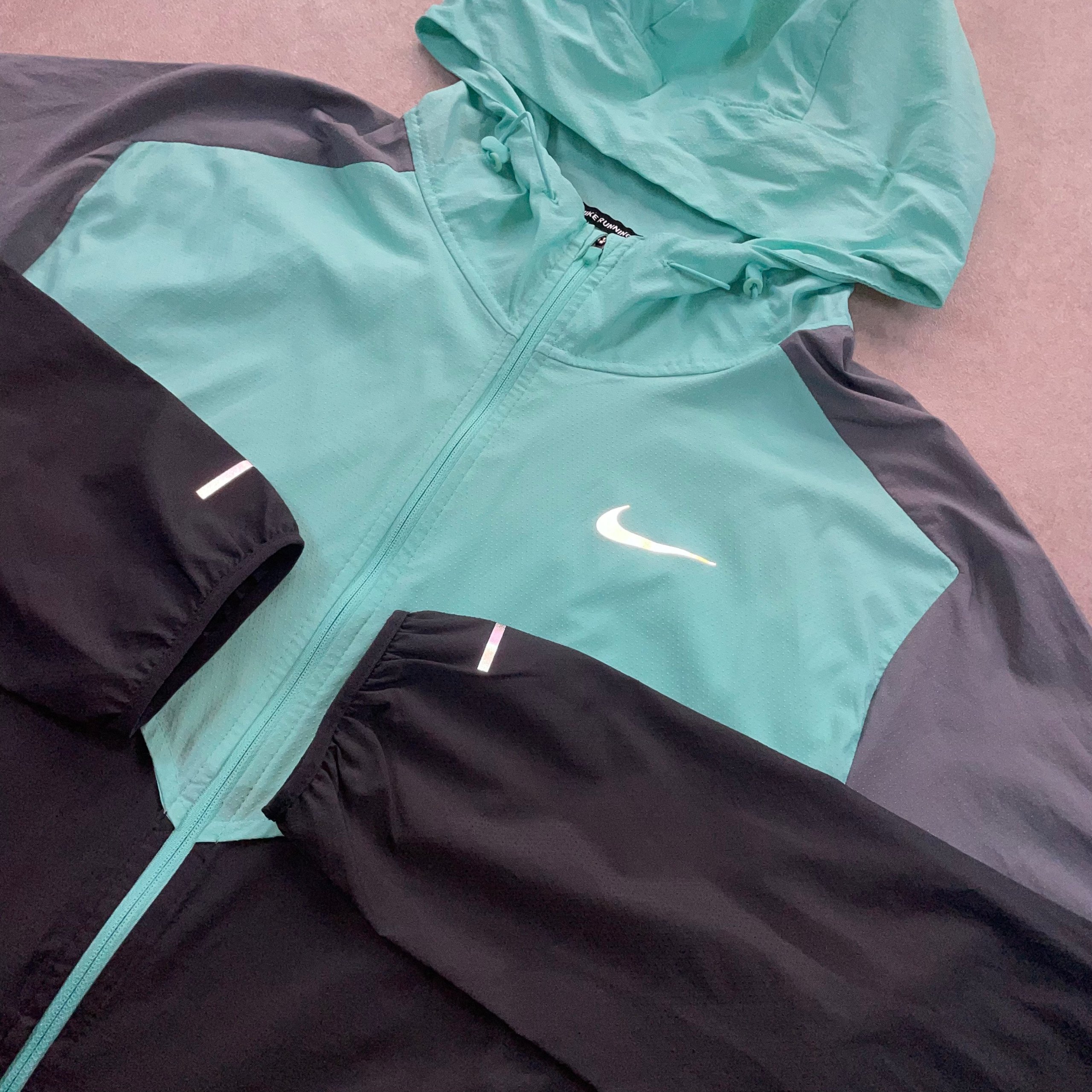 Nike Packable Windbreaker "Hyper Turquoise" (Size Medium Mens) image 2