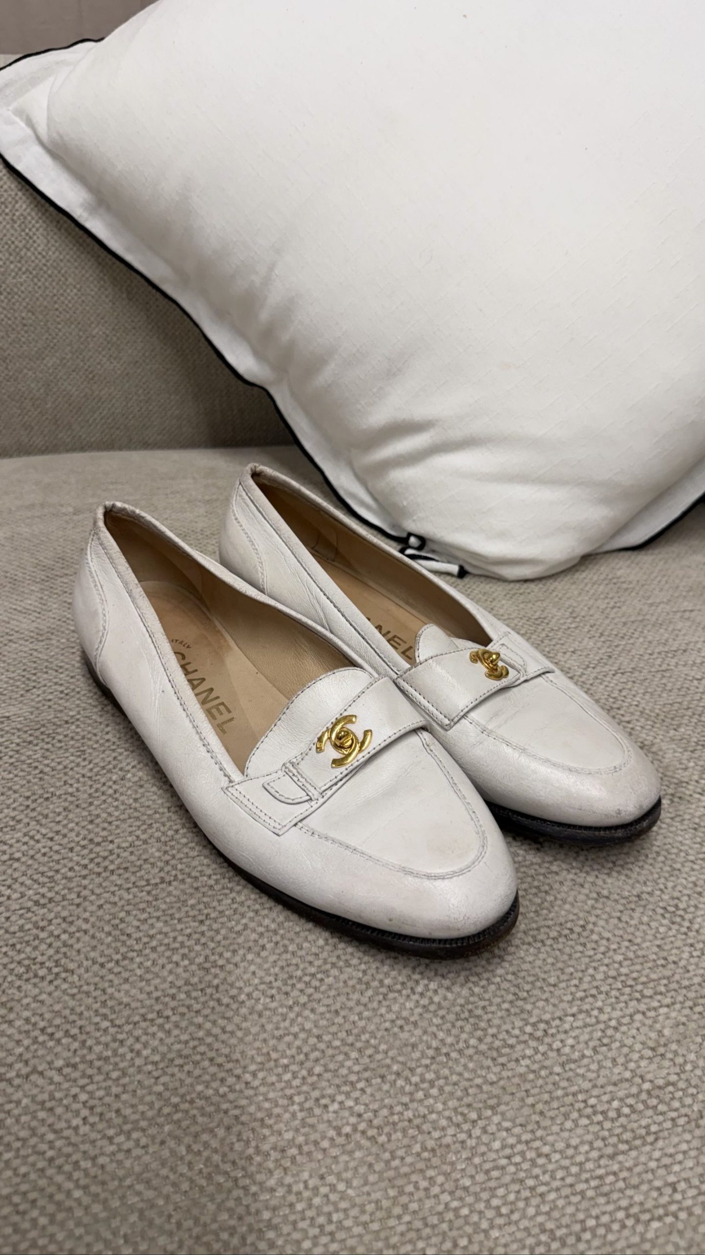 Vintage Chanel White Leather turnlock loafers gold hardware 37.5 EU image 4