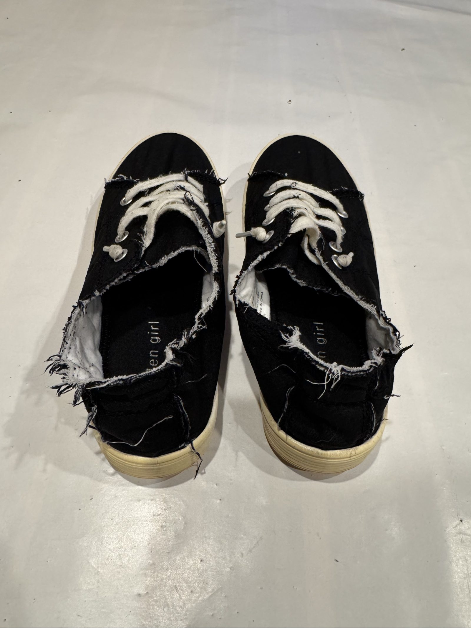 Women’s Madden Girl Low Top Lace-Up Sneakers – Black/White – Size 7 image 4