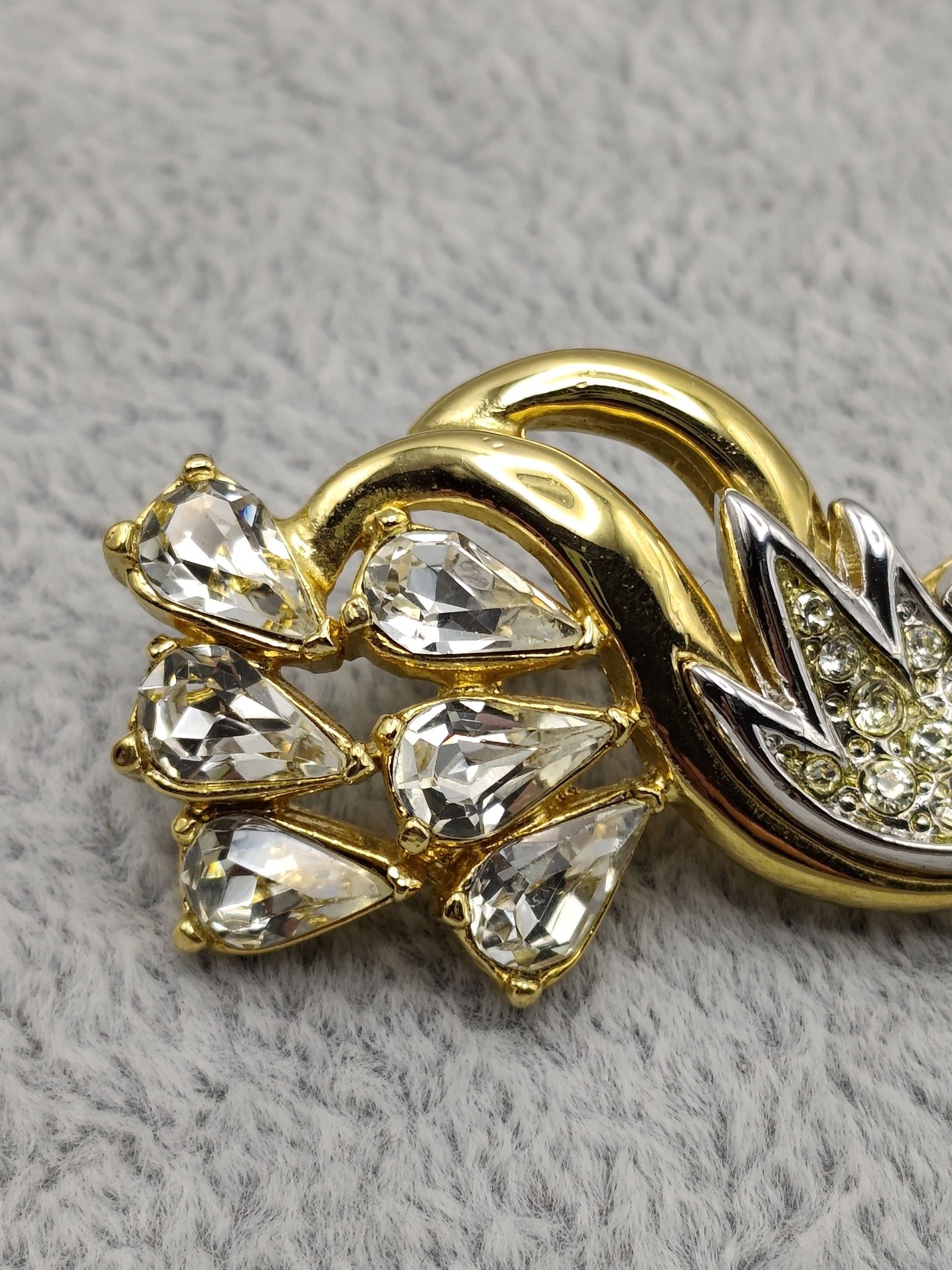 Gold Tone & Clear Crystal Vintage Brooch Pin image 4