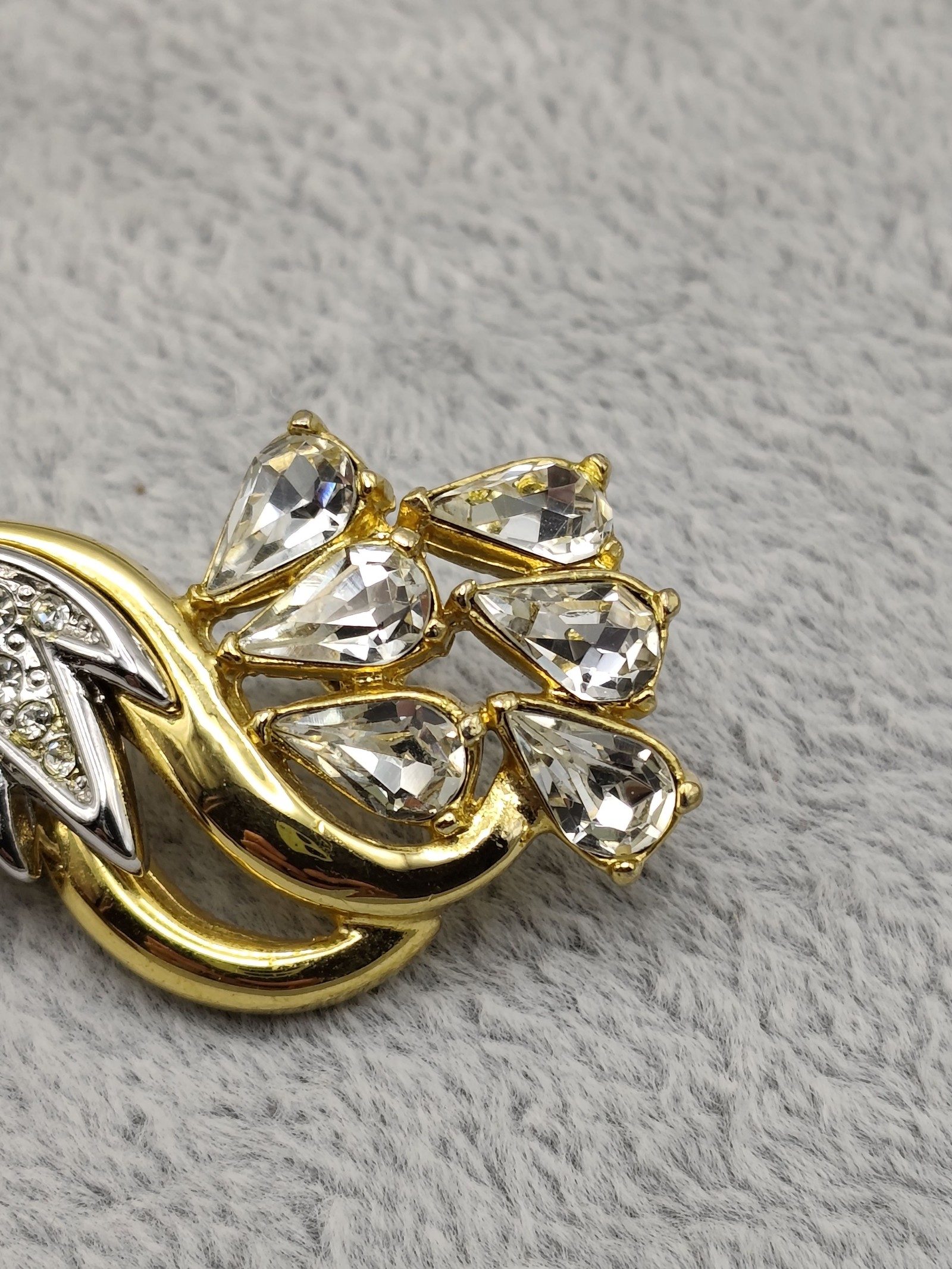 Gold Tone & Clear Crystal Vintage Brooch Pin image 6