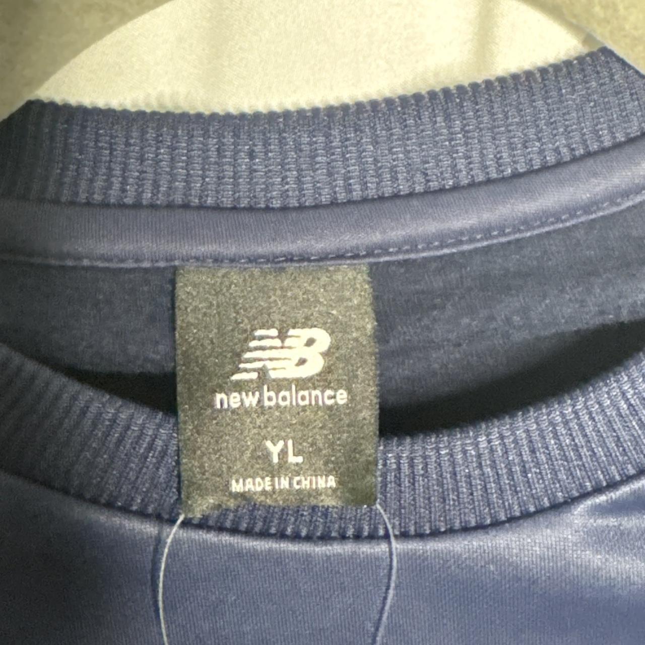 New balance dry navy fleece lined crew neck sweatshirt.  Logo on chest. Ribbed collar, cuffs & hem.