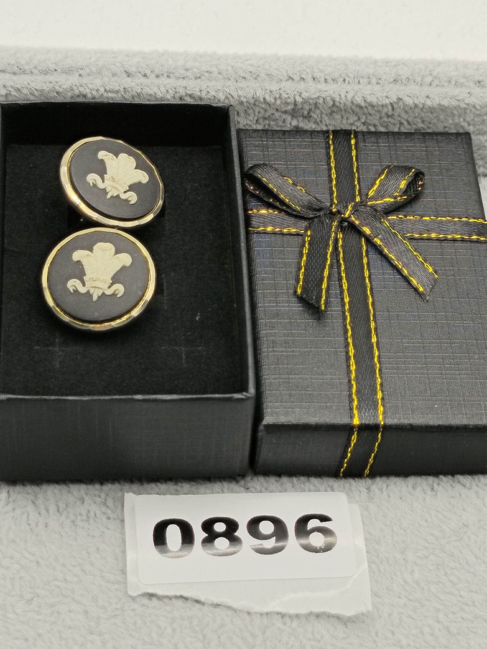 Vintage Black & White Crest Round Cufflinks in Gift Box