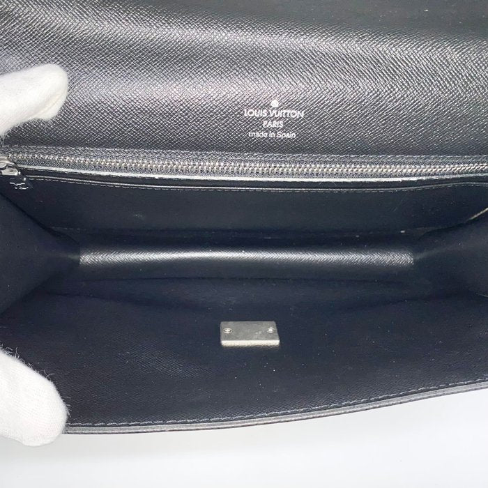 Louis Vuitton Taiga Selenga Clutch Bag  – Green Leather image 10