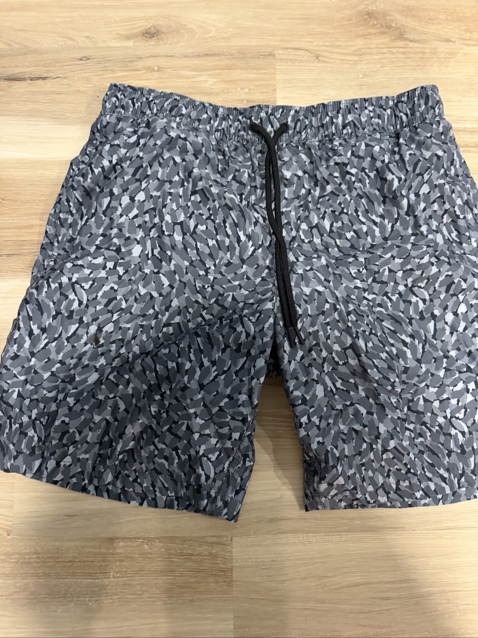 Amazon Essentials Men's Grey Patterned Swim Trunks Large