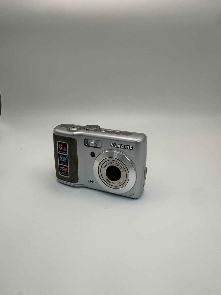 Samsung D60 Digitalkamera 6MP 3x Zoom 2.5 Zoll silber 2007 Y2K Digicam