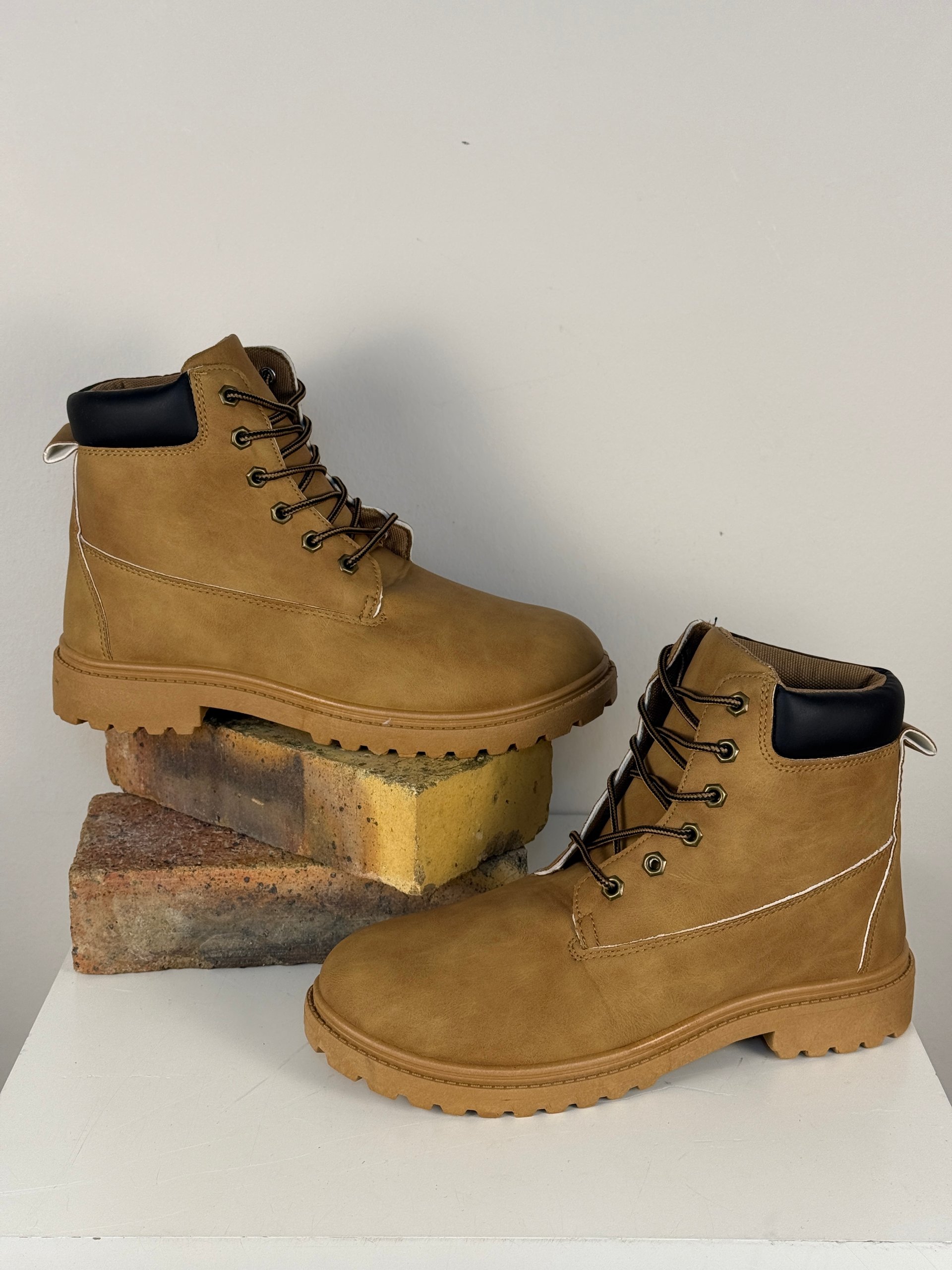Bottes homme aspect cuir marron taille 41 lacets ronds robustes
