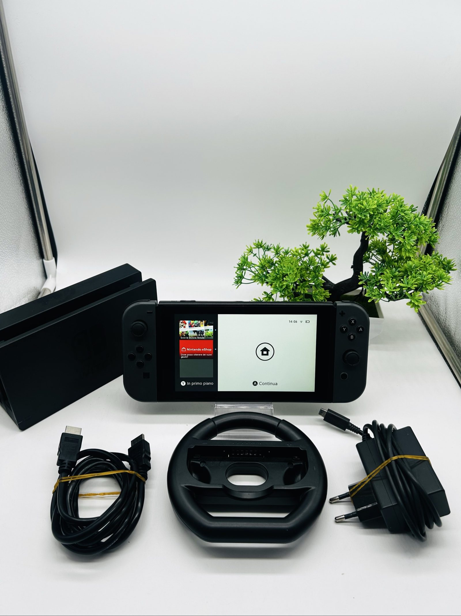 Nintendo Switch Grigia + Dock + Volante Joy-Con + Caricatore HDMI
