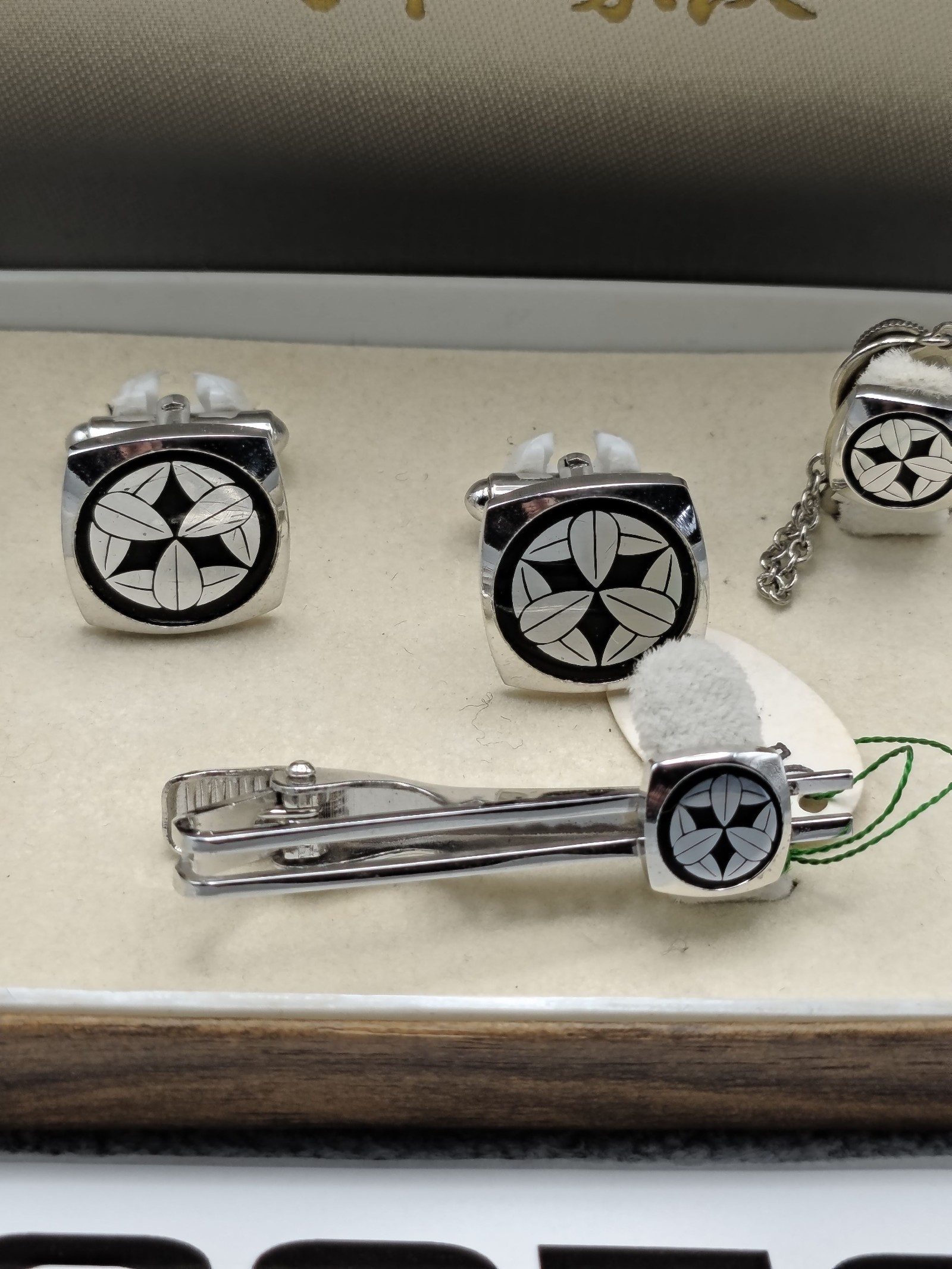 Japanese Silver & Black Crest Pattern Cufflinks Tie Clip & Stud Set image 2