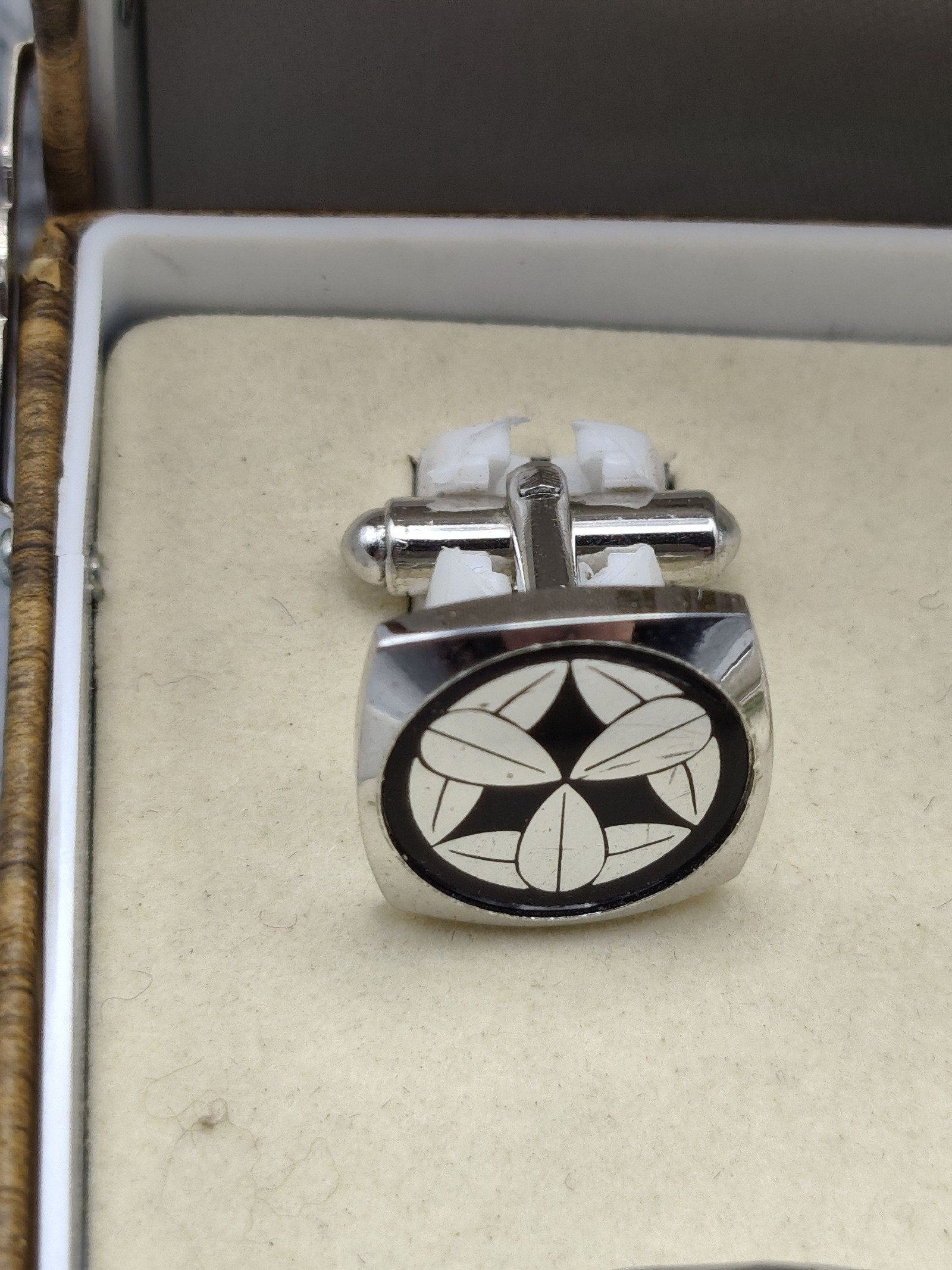 Japanese Silver & Black Crest Pattern Cufflinks Tie Clip & Stud Set image 3