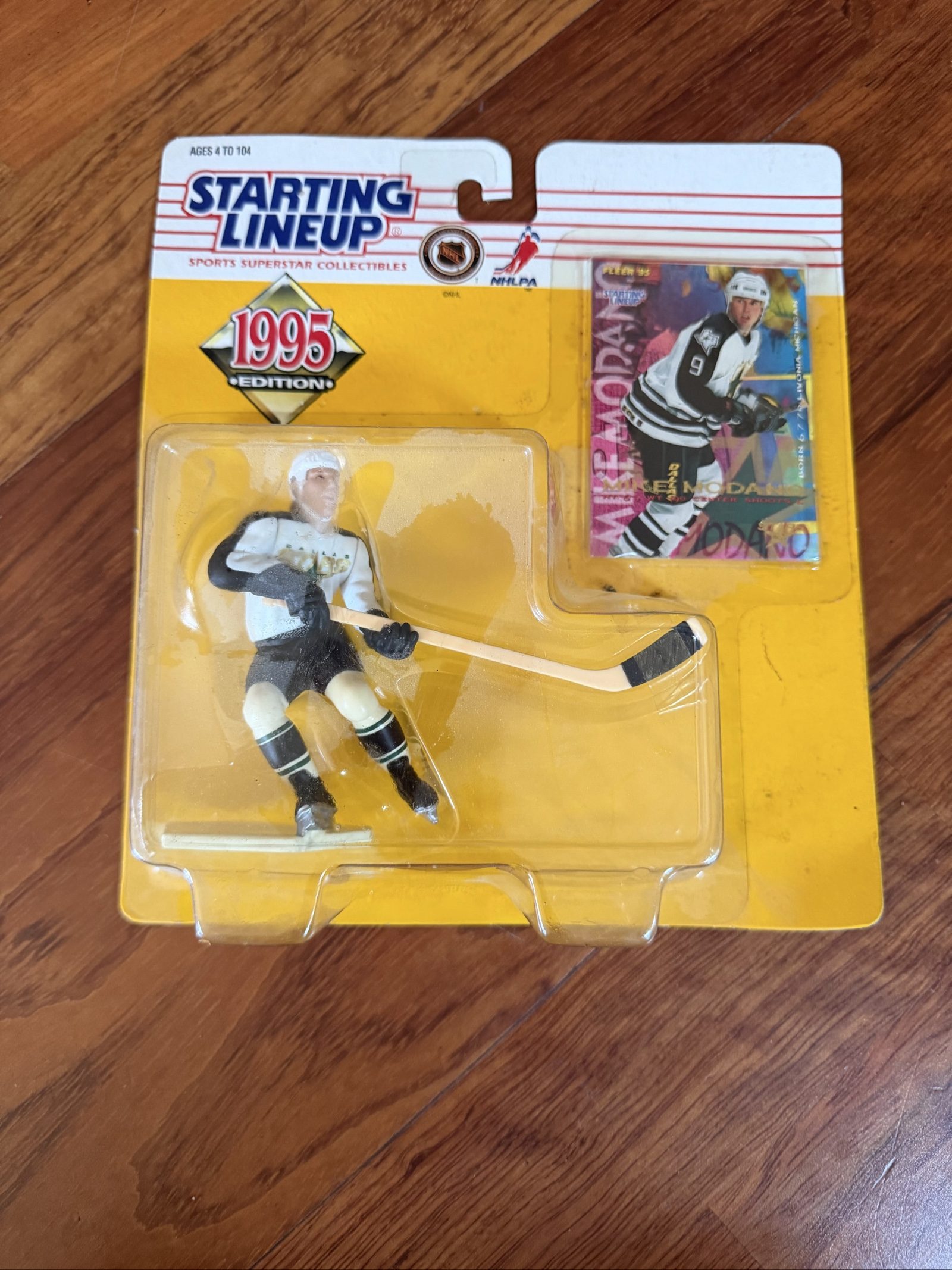 Starting Lineup 1995 Edition Kenner NHL Ice Hockey Figure in Packaging