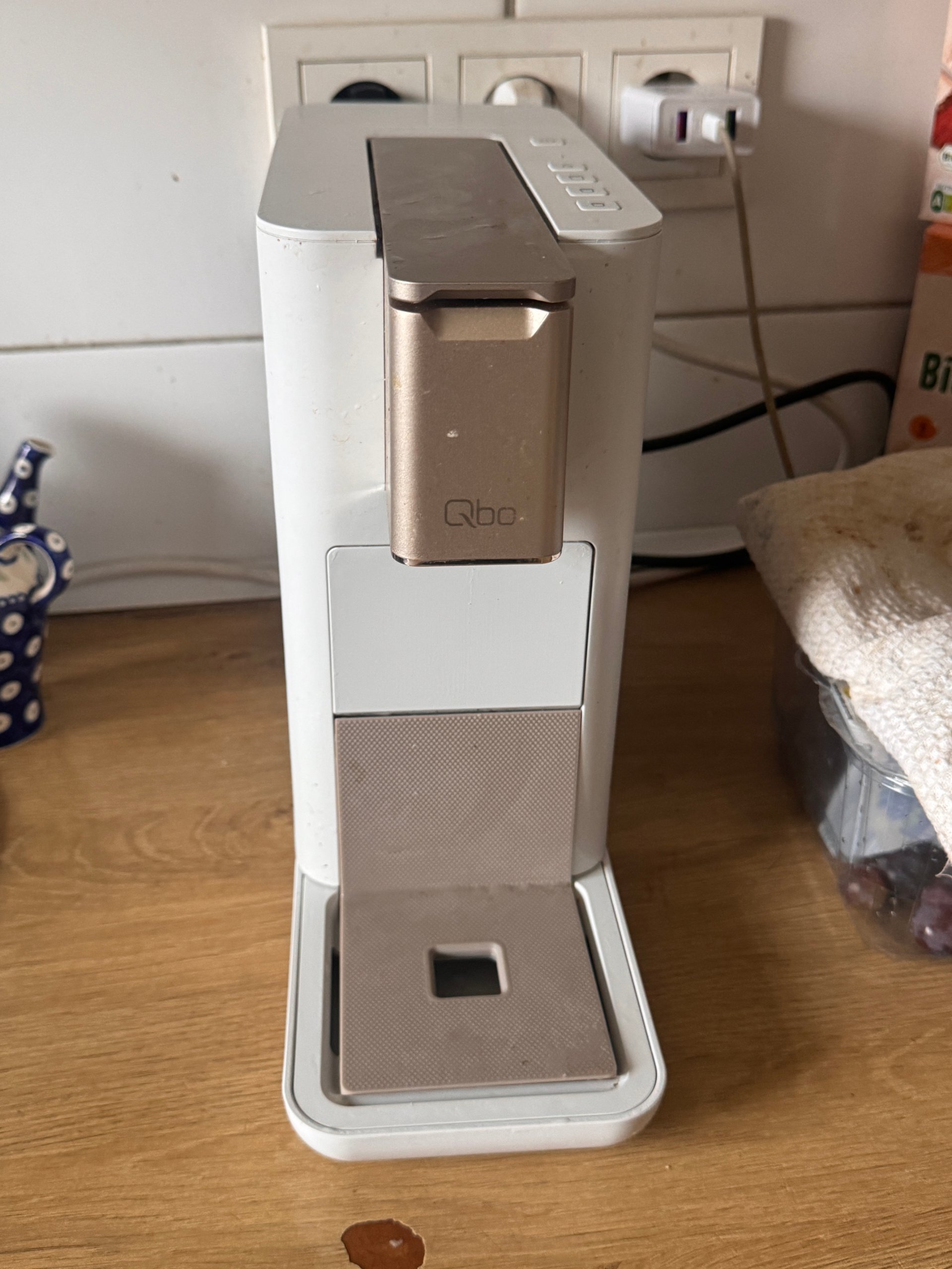 Qbo White & Gold Coffee Machine with Touch Controls image 3
