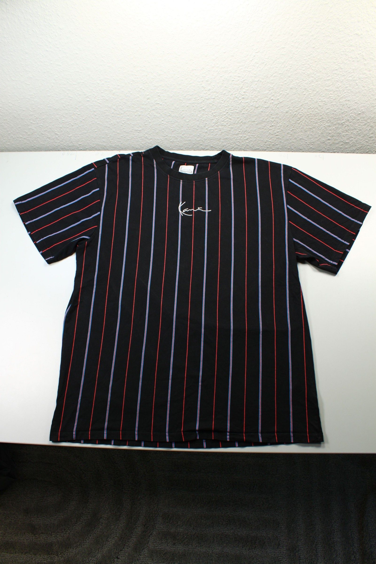 Karl Kani T-Shirt Schwarz – Streifen Retro Streetwear Vintage Style