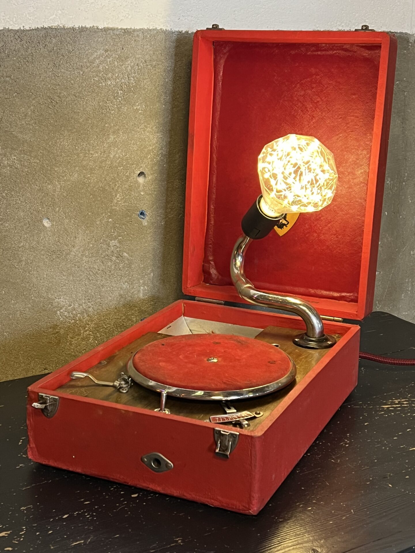 Unieke grammofoonlamp - Wholesale eclectic from De Olde Looierij, Netherlands