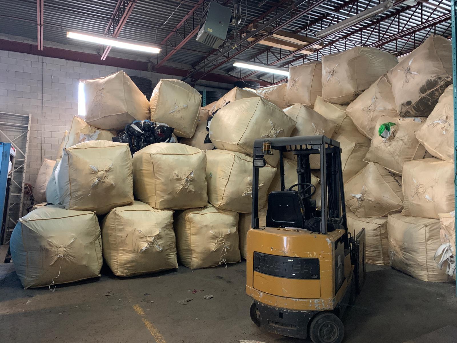 Unloading Clothes - Wholesale casual from Import Used Clothes, Canada