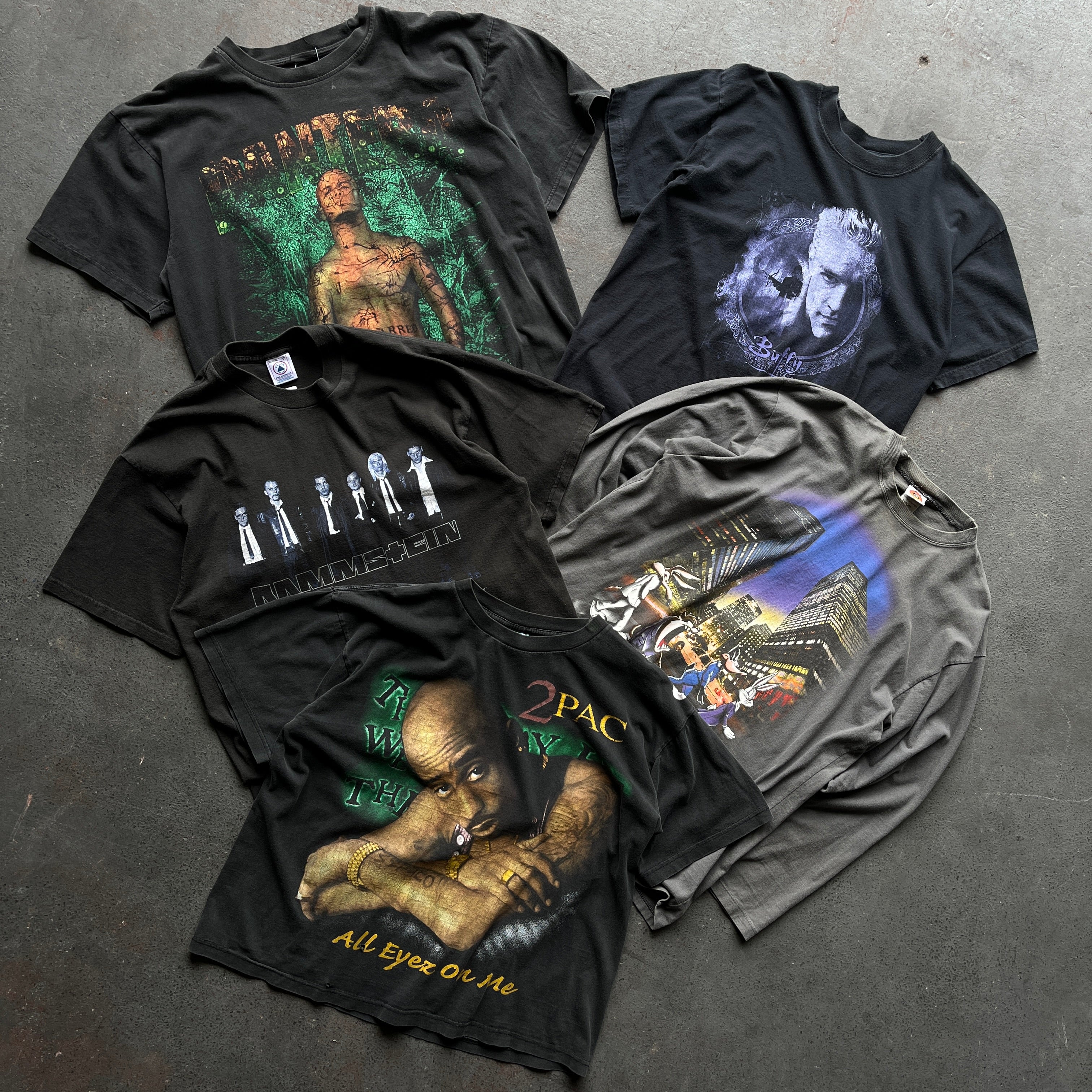 BLACK GRAPHIC T-SHIRT VINTAGE BOX - 5 PIECE - Wholesale 00s from The Vintage Box Company, United Kingdom